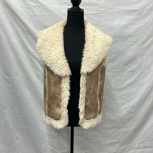 Sherpa Style Faux Suede Vest. Fully Lined. Women's Large. Clasp Front.